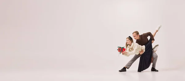美しい男性と女性の肖像画 アクションで暖かい服の現代的なバレエダンサー 灰色の背景に明るいお祝いの箱と動き クリスマス 2023年 パーティーのコンセプト フライヤー — ストック写真