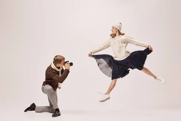 Зимний Балет Молодой Стильный Фотограф Фотографирует Изящную Молодую Балерину Сером — стоковое фото