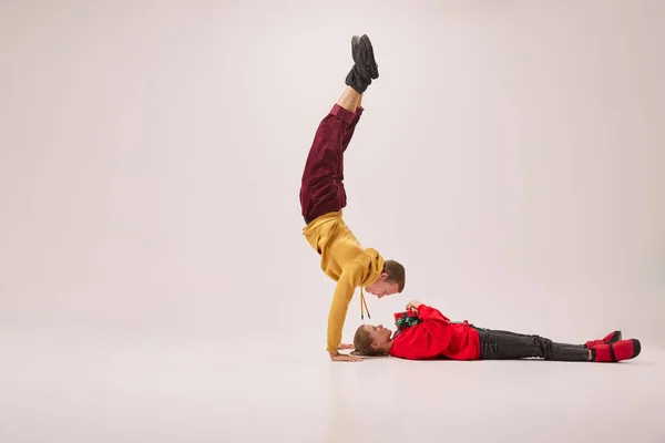 Güzel Bir Erkek Kadının Portresi Sıcak Kıyafetler Içindeki Bale Dansçıları — Stok fotoğraf