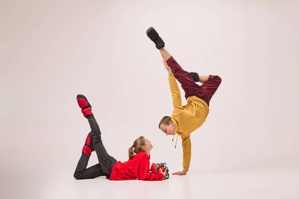 暖かい冬服のバレエダンサーの柔軟な若いカップルは灰色の背景に隔離されたダンス レトロ ヴィンテージ ダンス パーティーのコンセプト 広告のコピースペース — ストック写真