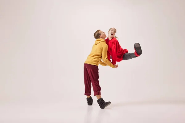 Distracţie Bucurie Emoțional Cuplu Flexibil Dansatori Balet Haine Calde Iarnă — Fotografie, imagine de stoc