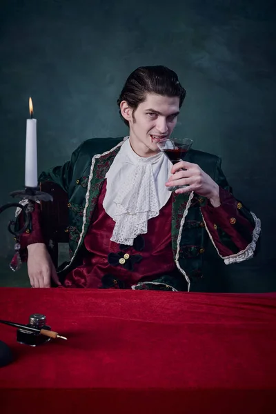 Rémisztő Ember Portréja Vámpír Képében Drakula Amint Vért Iszik Sötétzöld — Stock Fotó