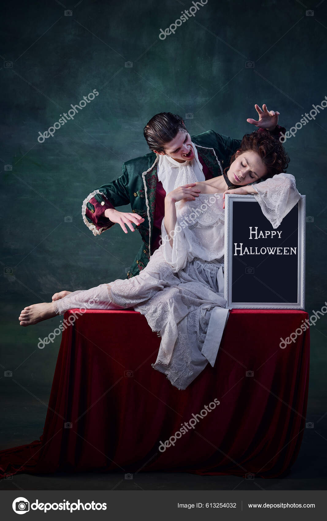 Retrato de um homem bonito vestido com uma fantasia de drácula para o  halloween
