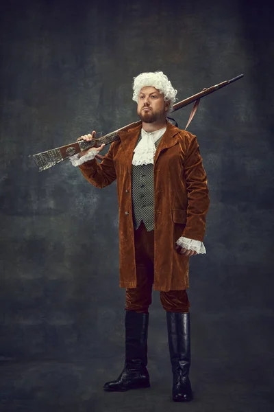 Huntere Šlechtic Středověký Královský Muž Staromódních Loveckých Šatech Starou Pistolí — Stock fotografie