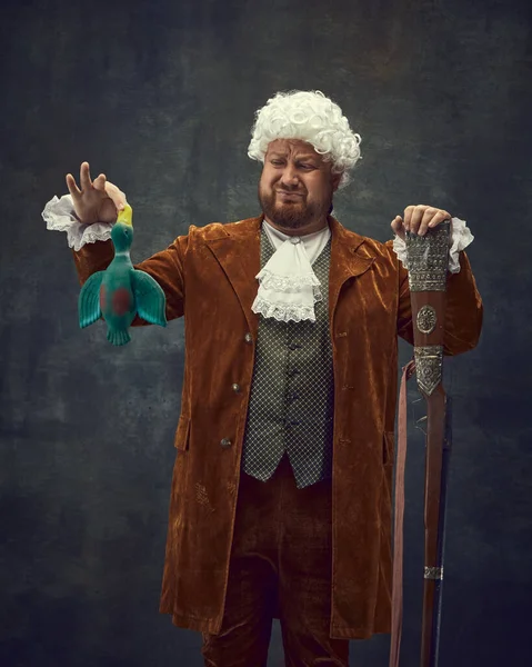 Хантер Благородный Средневековый Королевский Человек Винтажной Охотничьей Одежде Старым Пистолетом — стоковое фото