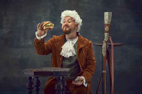 Burger Probieren Vintage Porträt Eines Jungen Mannes Braunem Vintage Anzug — Stockfoto
