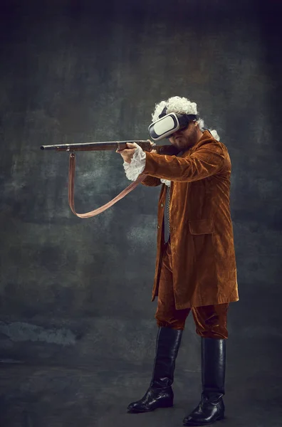 Virtuelle Jagd Kreatives Porträt Eines Jungen Mannes Braunem Vintage Anzug — Stockfoto