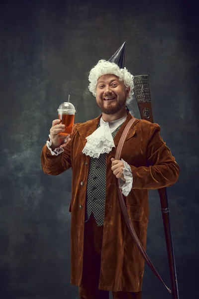 Fête Bière Heureux Jeune Homme Costume Vintage Marron Perruque Blanche — Photo