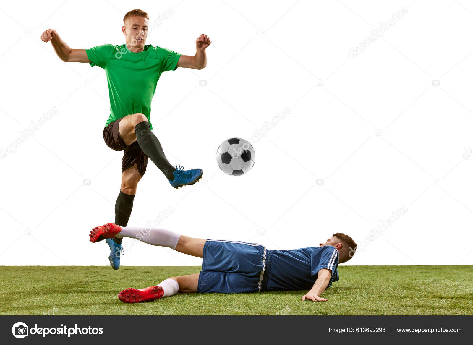 Jogador de futebol ou futebol em fundo branco com grama. jovem