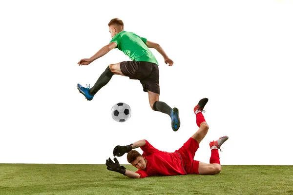 得点チャンス サッカー選手やゴールキーパーのアクションでは 緑の芝生の床に白い背景に隔離された動き スポーツ アクション サッカーの試合の概念 — ストック写真
