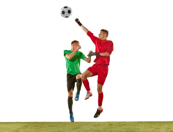 得点チャンス サッカー選手やゴールキーパーのアクションでは 緑の芝生の床に白い背景に隔離された動き スポーツ アクション サッカーの試合の概念 — ストック写真