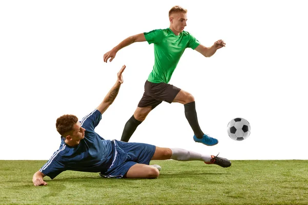 白い背景の上の草の床の上のボールのために取り組むサッカーのサッカー選手 スポーツ アクション サッカーの試合の概念 運動中の選手 ゲームでの動き — ストック写真