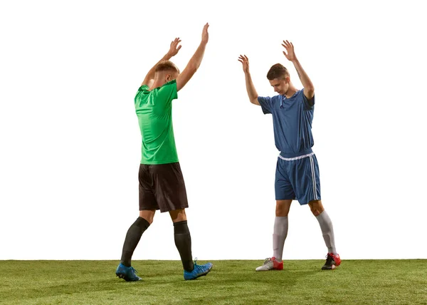 青と緑のサッカーキットを着てライバルのサッカー選手が白の背景に隔離されたゲームの前にお互いに挨拶 スポーツ コミュニケーション マッチの概念 — ストック写真