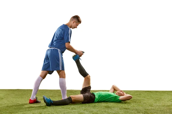 サッカー試合中の足の怪我 アクションでライバルサッカー選手 白の背景に隔離された動き スポーツ コミュニケーション マッチの概念 — ストック写真