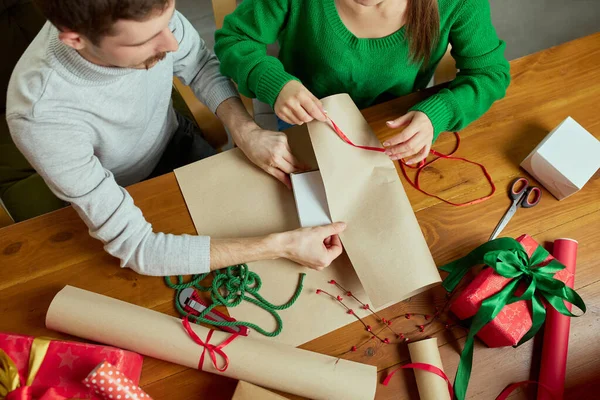 Bild Von Oben Mann Und Frau Verpacken Geschenke Mit Geschenkpapier — Stockfoto