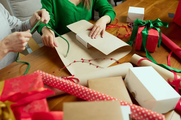 Zugeschnittenes Bild Von Menschen Die Geschenke Dekorieren Und Geschenkschachteln Mit — Stockfoto