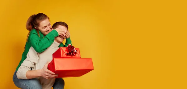 Retrato Pareja Amorosa Hombre Mujer Celebrando Las Fiestas Haciendo Sorpresa — Foto de Stock