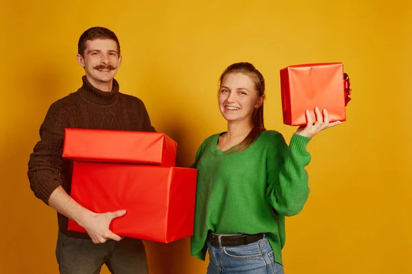 Retrato Jóvenes Alegres Hombre Mujer Sosteniendo Grandes Cajas Regalo Aisladas — Foto de Stock