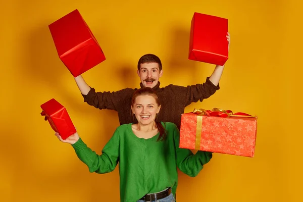 Porträt Glücklicher Junger Menschen Mann Und Frau Die Große Geschenkboxen — Stockfoto