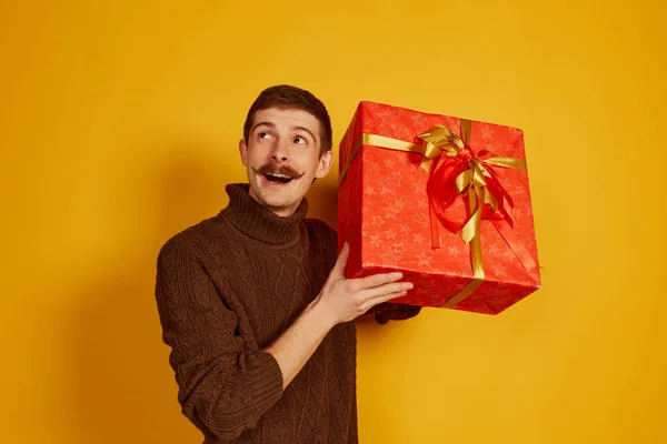 Porträt Eines Jungen Fröhlichen Mannes Braunem Pullover Der Einen Großen — Stockfoto