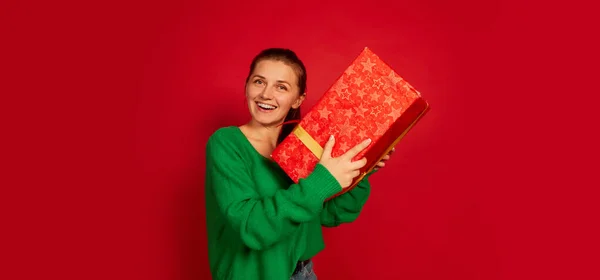 Porträt Einer Lächelnden Glücklichen Frau Die Eine Große Geschenkbox Isoliert — Stockfoto