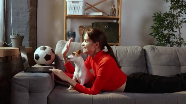 Jonge Vrouw Gebruikt Laptop Ligt Met Jack Russell Terrier Hond — Stockvideo