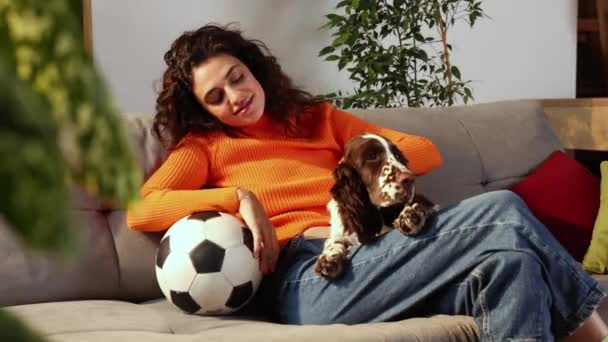 Tiro Jovem Mulher Sorridente Assistindo Futebol Com Seu Lindo Cão — Vídeo de Stock