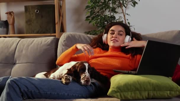 Genç Kadın Dizüstü Bilgisayar Kullanıyor Evde Ngiliz Spanyel Köpeğiyle Yatıyor — Stok video
