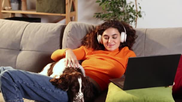 Junge Frau Benutzt Laptop Und Liegt Mit Englischem Springerspaniel Hund — Stockvideo