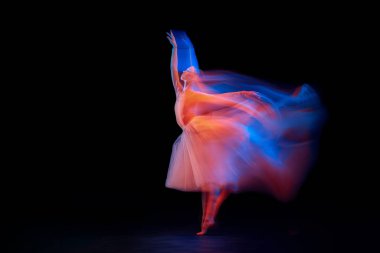 Işığın ve parıltının dansı. Güzel Grace kızı, kadın balerin, siyah arka planda izole bir şekilde karışık neon ışıkta dans ediyor. Sanat, hareket, hareket, esneklik, yaratıcılık ve reklam kavramı.
