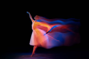 Işığın ve parıltının dansı. Güzel Grace kızı, kadın balerin, siyah arka planda izole bir şekilde karışık neon ışıkta dans ediyor. Sanat, hareket, hareket, esneklik, yaratıcılık ve reklam kavramı.