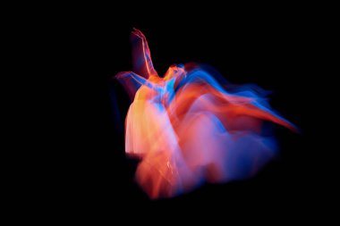 Işığın ve parıltının dansı. Güzel Grace kızı, kadın balerin, siyah arka planda izole bir şekilde karışık neon ışıkta dans ediyor. Sanat, hareket, hareket, esneklik, yaratıcılık ve reklam kavramı.