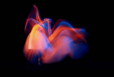 Fütürizm, fantezi, mucize. Zarif ve narin balerin, bale elbisesi içinde, siyah arka planda, karışık neon ışıkta izole edilmiş. Sanat, güzellik, eylem, esneklik, yaratıcılık ve reklam kavramı.