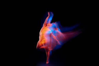 Anka kuşu gibi. Esnek, tapılası erkek balerin performansı. Parlayan neon ışıkta koyu arka planda izole edilmiş. Zarafet, sanat, güzellik, düşünce dansı, arzu konsepti.