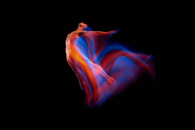 Heves. Esnek erkek bale dansçısının tek kişilik performansı. Parlayan neon ışıkta koyu arka planda izole edilmiş. Zarafet, sanat, güzellik, düşünce dansı konsepti. Aktör uçuyor, zıplıyor