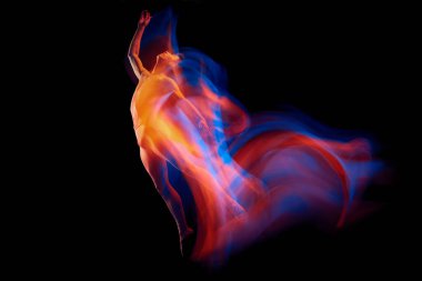 Duygular ve duygular. Genç, zarif ve esnek erkek dansçı. Parlayan neon ışıkta koyu arka planda yalnız dans ediyor. Zarafet, sanat, güzellik, tefekkür dans konsepti.