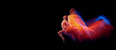 Duygular, güç. Bir çift zarif ve kırılgan bale dansçısı, siyah arka planda, karışık neon ışıkta izole edilmiş. Fütürizm, fantezi, mucize. Sanat, güzellik, eylem, yaratıcılık ve reklam kavramı.