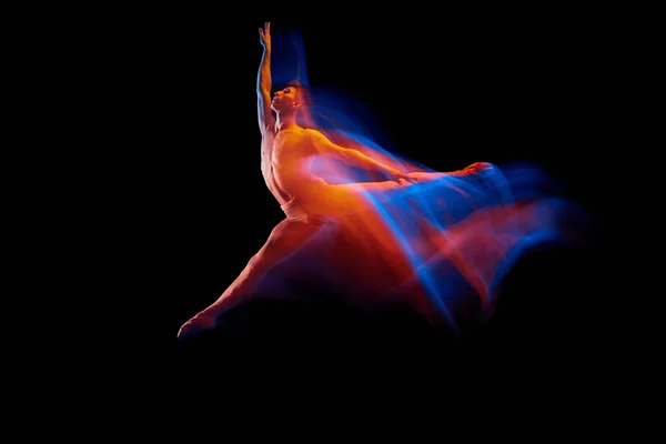 感觉和情感 年轻优雅而柔韧的无上衣男芭蕾舞者 在漆黑的背景下 在艳丽多彩的霓虹灯下 独自跳着舞 感想的舞蹈概念 — 图库照片