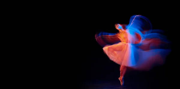 未来主义幻想奇迹优雅而脆弱的芭蕾舞演员穿着运动的芭蕾舞裙 在混合的霓虹灯下与黑色背景隔离 灵活性 创造力和广告概念 — 图库照片