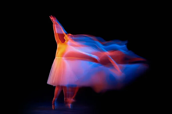 光使得轻松和不显眼 在混合的霓虹灯下 美丽优雅的芭蕾舞女舞者在黑色背景上独自跳舞的肖像 创意和广告概念 — 图库照片