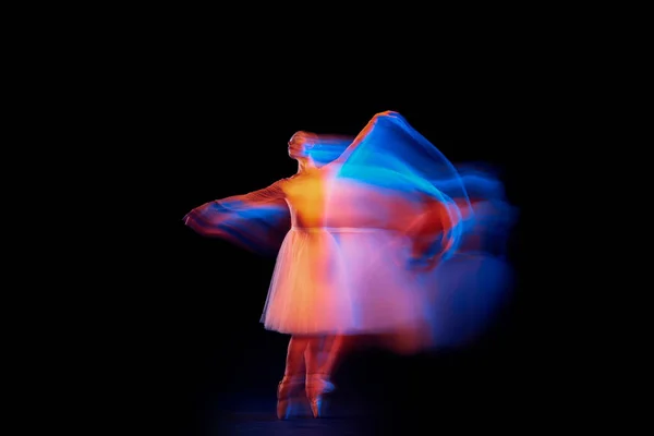 未来主义幻想奇迹优雅而脆弱的芭蕾舞演员穿着运动的芭蕾舞裙 在混合的霓虹灯下与黑色背景隔离 灵活性 创造力和广告概念 — 图库照片