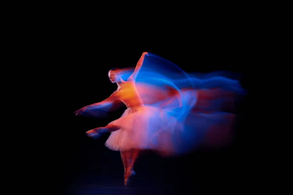 光彩夺目的舞蹈 美丽优雅的女孩 女芭蕾舞者在混合的霓虹灯下 在黑色背景上独自跳舞 灵活性 创造力和广告概念 — 图库照片