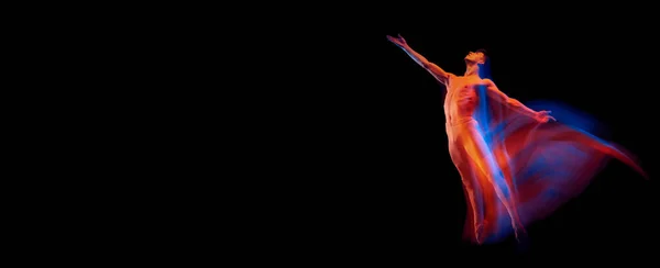 柔韧的男芭蕾舞蹈演员在明亮的艳丽霓虹灯下 在黑暗的背景下孤身一人地跳舞 思考舞蹈的概念 演员飞啊跳啊跳传单 — 图库照片