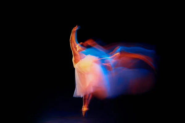 光使得轻松和不显眼 在混合的霓虹灯下 美丽优雅的芭蕾舞女舞者在黑色背景上独自跳舞的肖像 创意和广告概念 — 图库照片