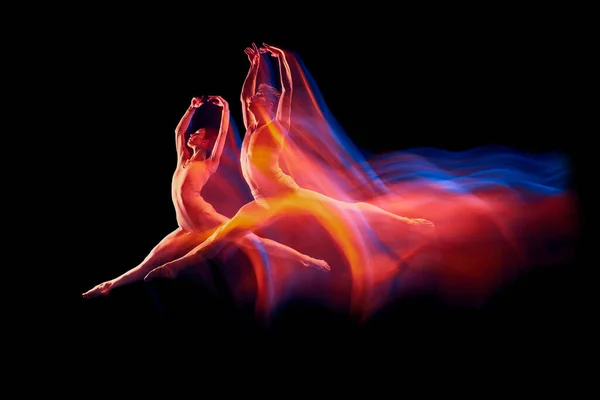 在混合的霓虹灯下 一对优雅而脆弱的芭蕾舞演员在行动中在黑色背景上被隔离 未来主义幻想奇迹艺术 灵活性 创造力和广告 — 图库照片