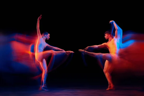 男人和女人在混合的霓虹灯下 一对优雅而脆弱的芭蕾舞演员在行动中在黑色背景上被隔离 未来主义幻想奇迹艺术 灵活性 创造力 — 图库照片