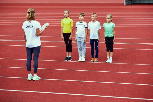 Kvinnliga Tränare Idrottare Grupp Barn Innan Löpning Löpband Stadion Begreppet — Stockfoto
