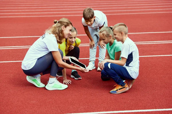 Lagarbete Resultatstrategi Kvinnliga Tränare Idrottare Grupp Barn Innan Löpning Löpband — Stockfoto