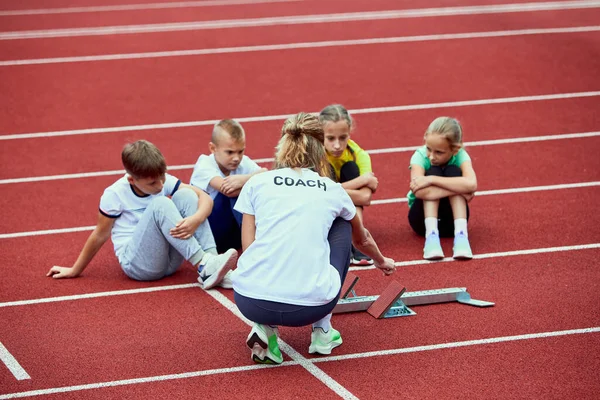 Lektion Med Kvinnlig Tränare Grupp Barn Innan Löpning Löpband Stadion — Stockfoto