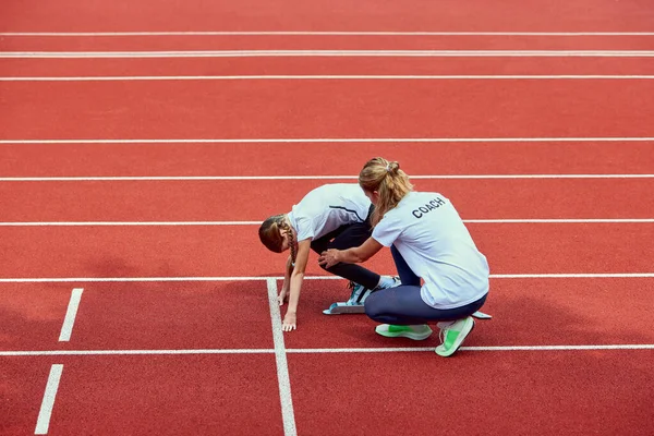 Γυναίκα Προπονήτρια Αθλήτρια Κατάλληλο Κορίτσι Ετοιμάζεται Τρέξει Διάδρομο Στο Στάδιο — Φωτογραφία Αρχείου